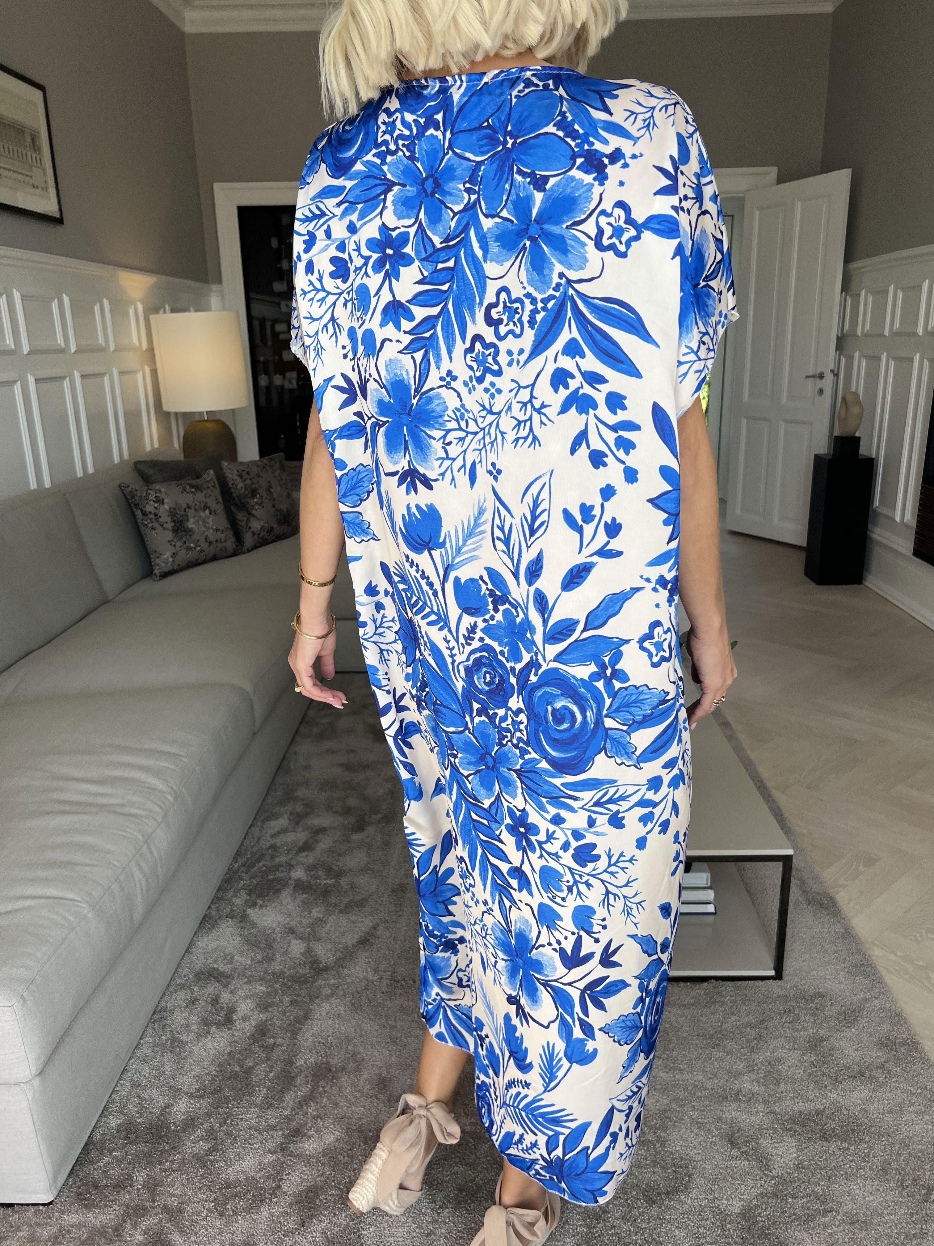 Juno Flower - Sød kjole i silkelook med blomsterprint